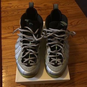 Nike Air Foamposite Silver /Volt /Camo Size 11.5